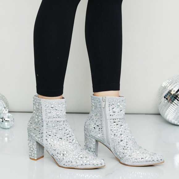 Forever Link NWT Glitter Point Toe Booties in Silver - Picture 2 of 7